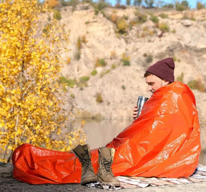 Спасательное термоодеяло-мешок изотермическое с карабином и свистком 90*210 мм (оранжевое) с доставкой по России | BreadyФото 3