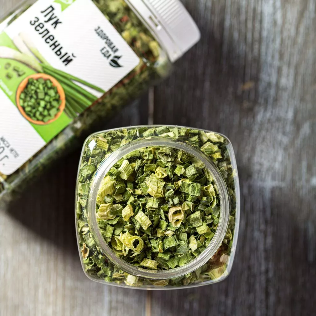 Зелень лука сушёная "Здоровая еда" в ПЭТ-банке 30 г с доставкой по России | BreadyФото 1